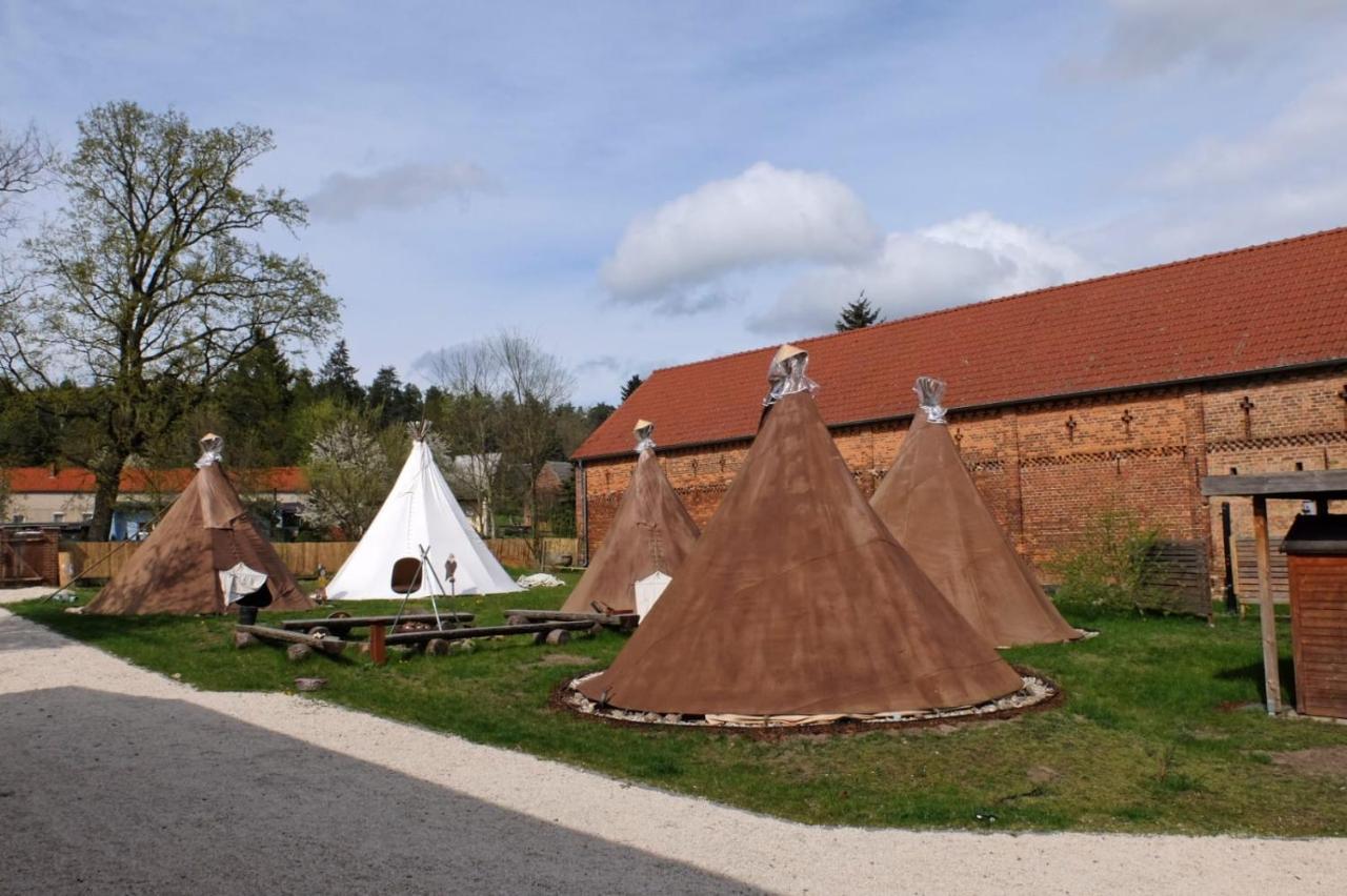 Hotel Kuckunniwi Tipidorf à Tauche Extérieur photo